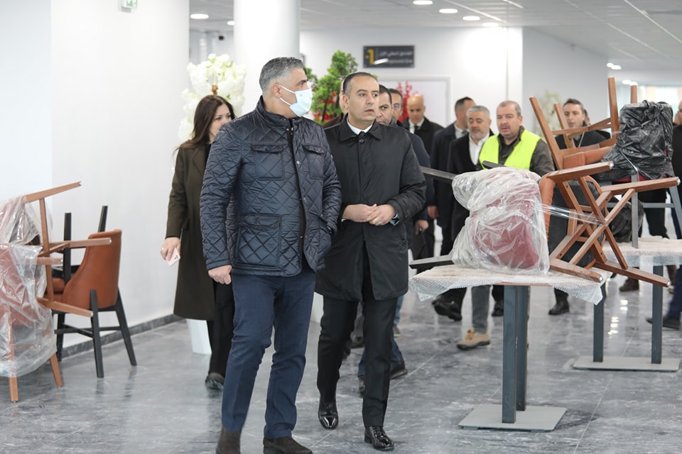 Peut être une image de 8 personnes, costume et éclairage