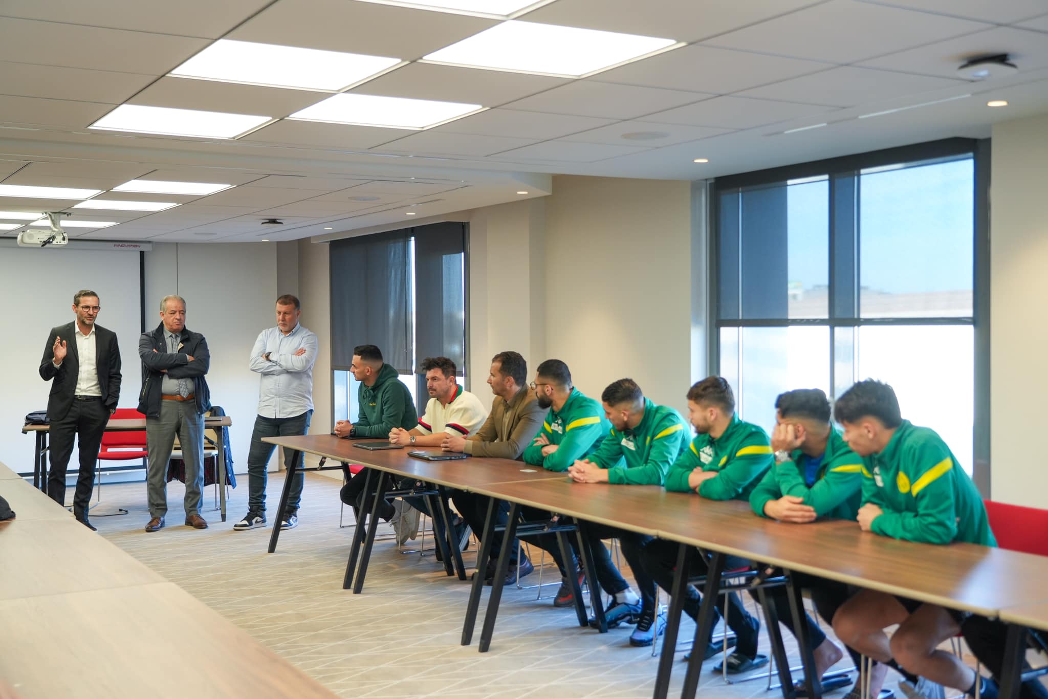 Peut être une image de 11 personnes, personnes jouant au football, personnes qui étudient, table et texte