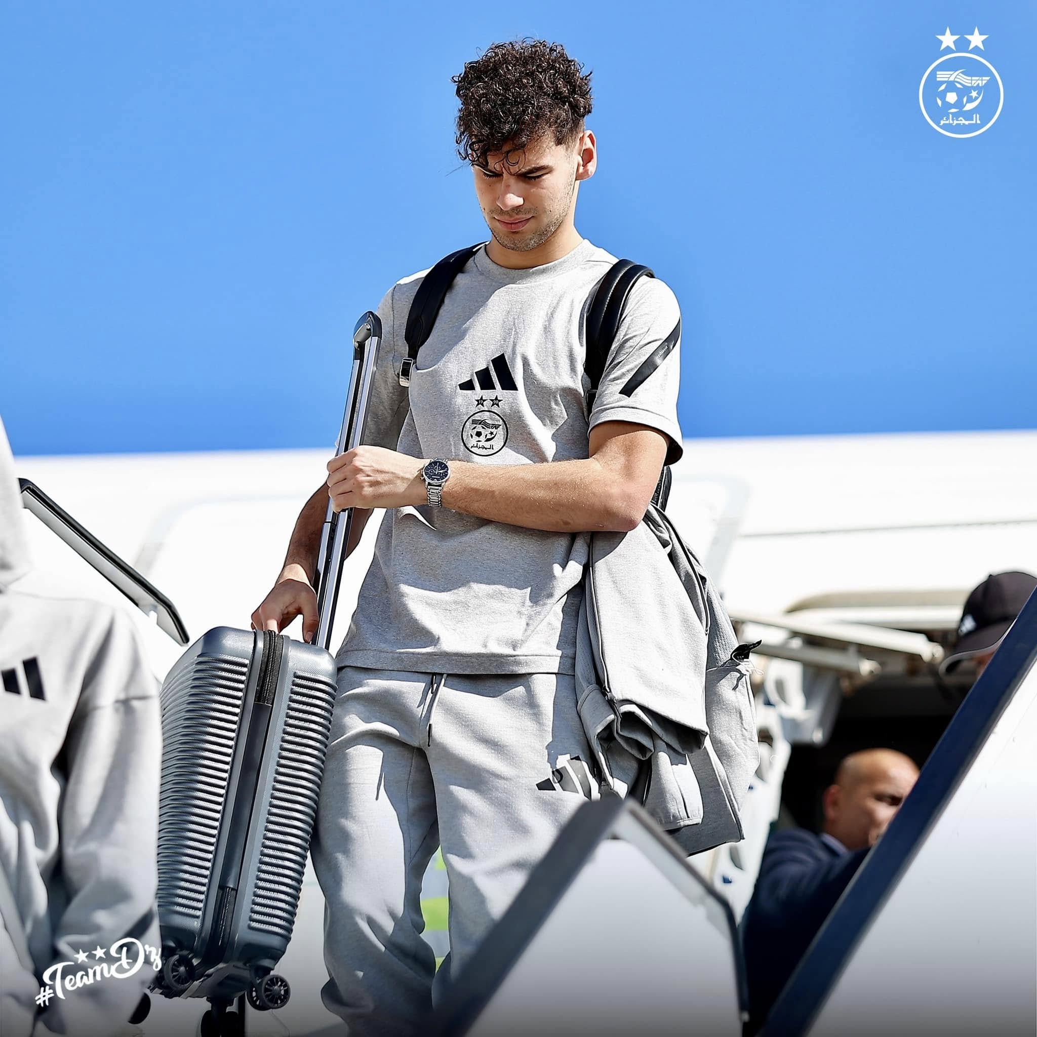 Peut être une image de 2 personnes, personnes jouant au foot, personnes jouant au football et texte