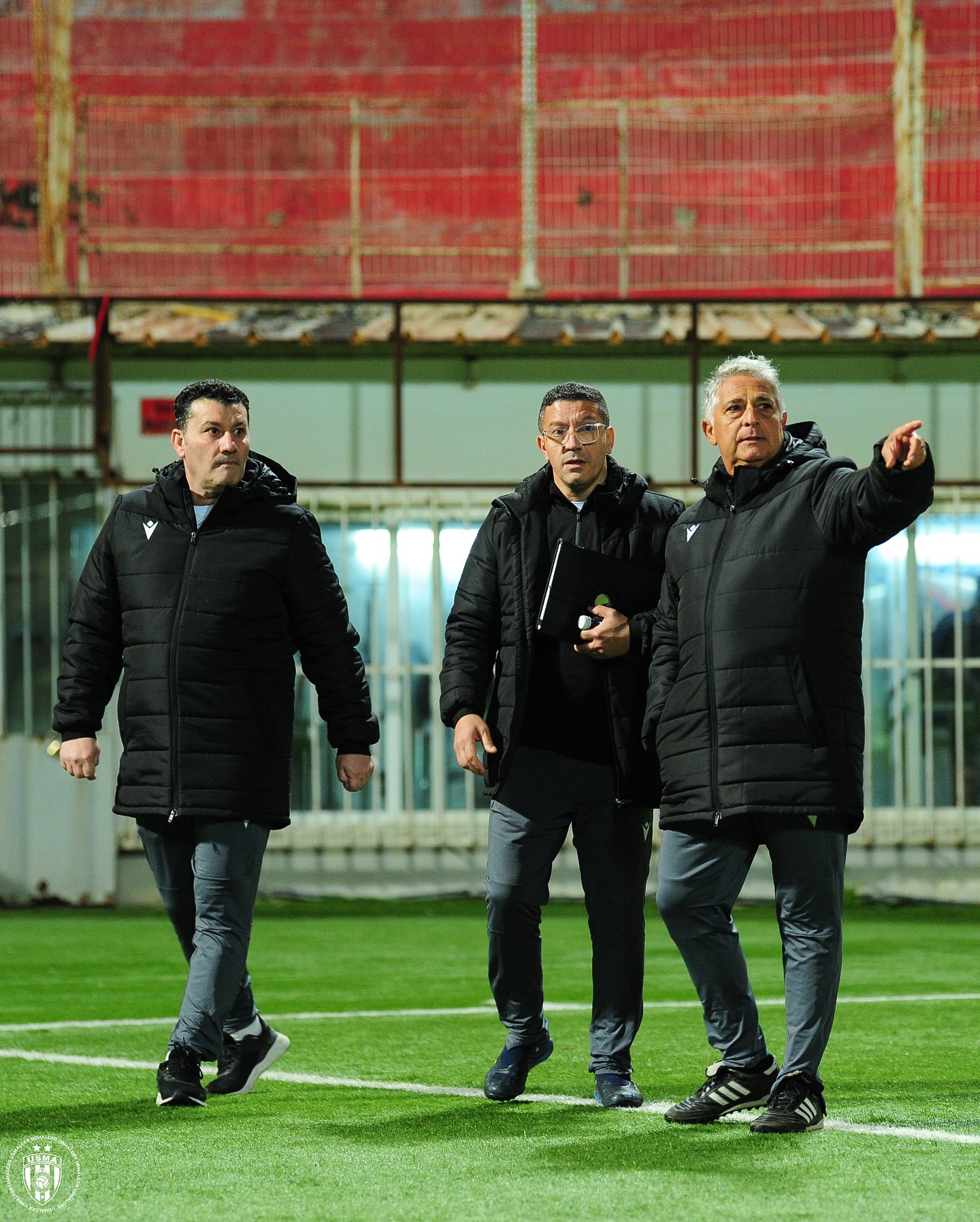 Peut être une image de 3 personnes, personnes jouant au foot, personnes jouant au football et texte