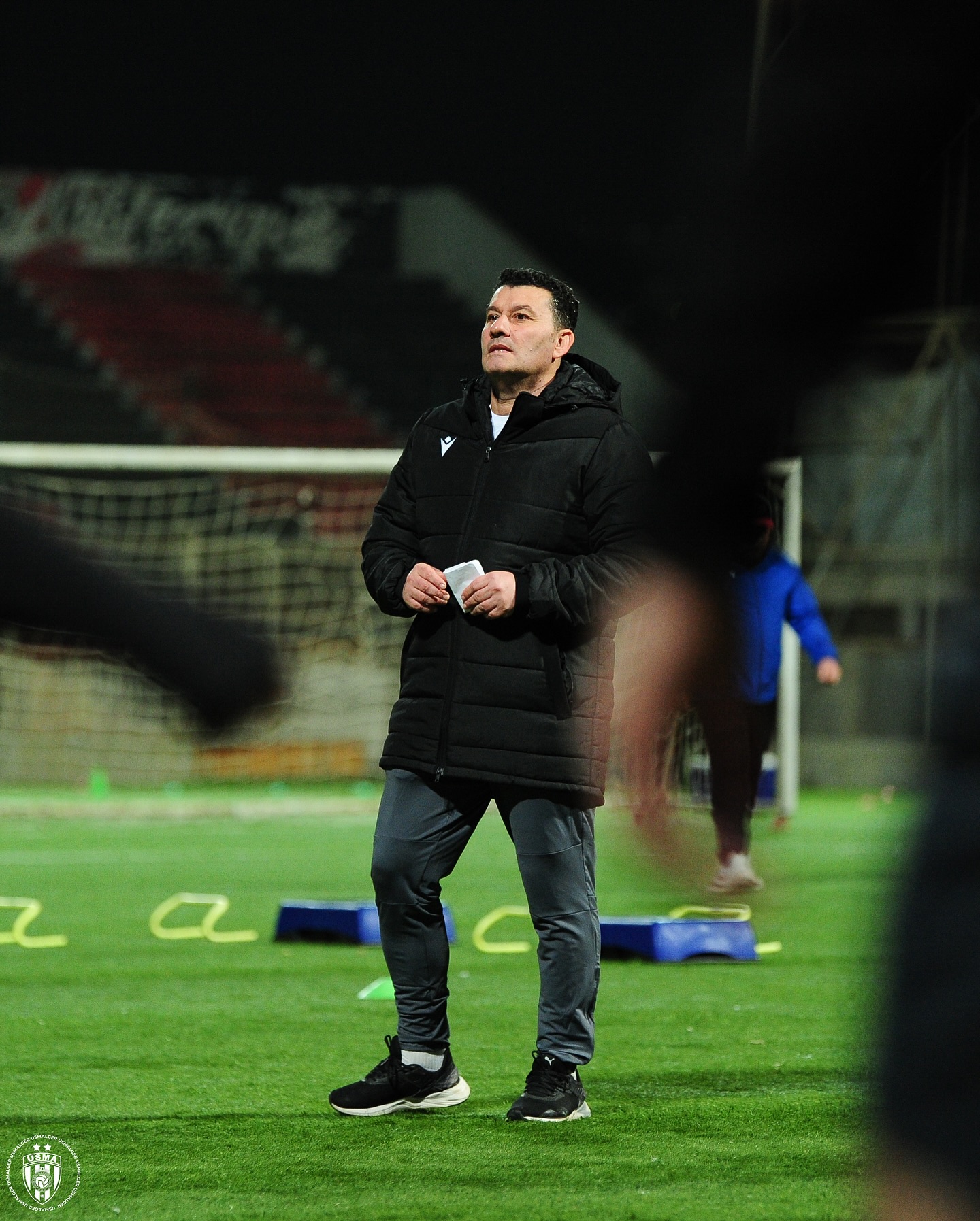 Peut être une image de 2 personnes, personnes jouant au football, personnes jouant au foot et texte qui dit ’amC a- a’