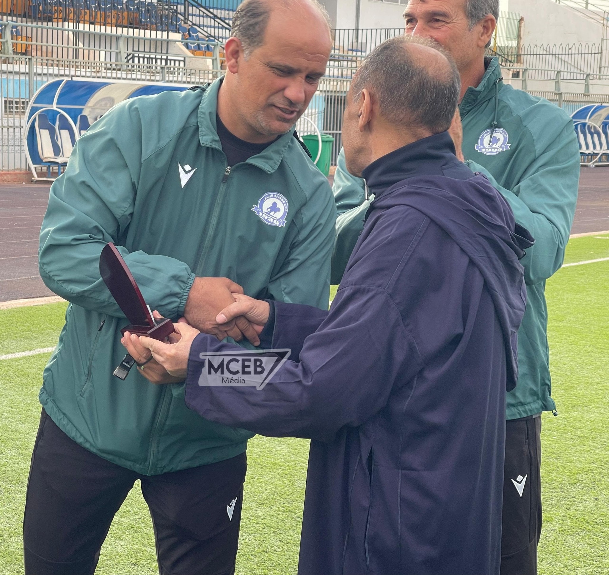 Peut être une image de 3 personnes, personnes jouant au football, personnes jouant au foot et texte