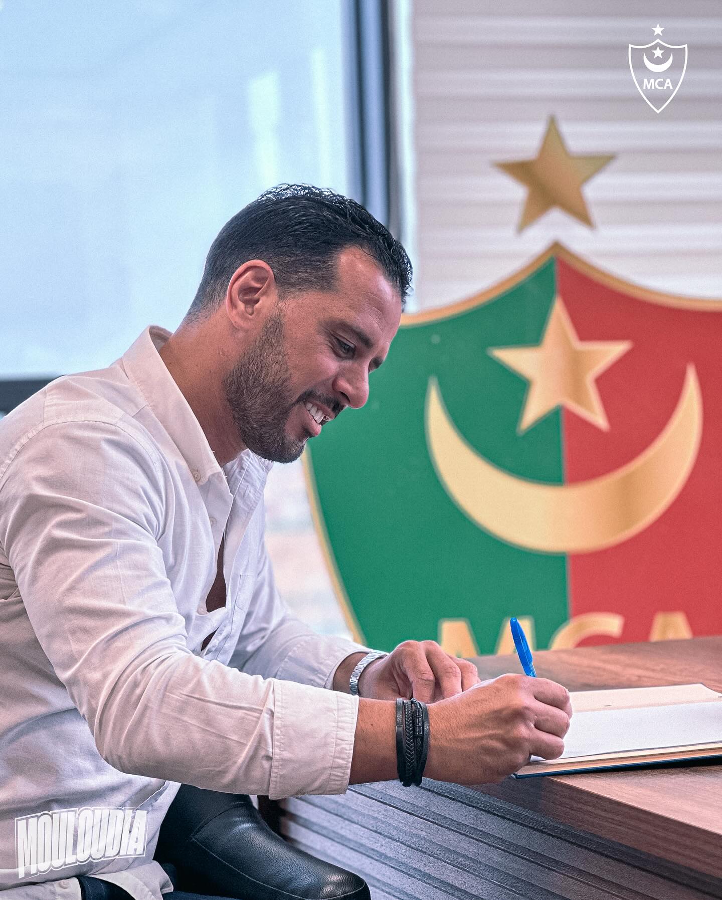 Peut être une image de 1 personne et texte qui dit ’MCA C’