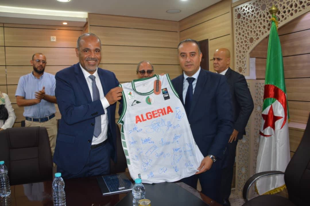 Peut être une image de 5 personnes et texte qui dit ’ALGERIA ALGERIA’