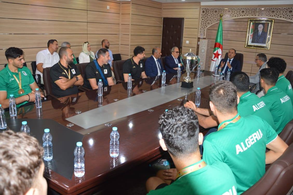 Peut être une image de 10 personnes, personnes jouant au football et texte qui dit ’ALGER ALGER មេោោ ALGERIA ALGERIA’