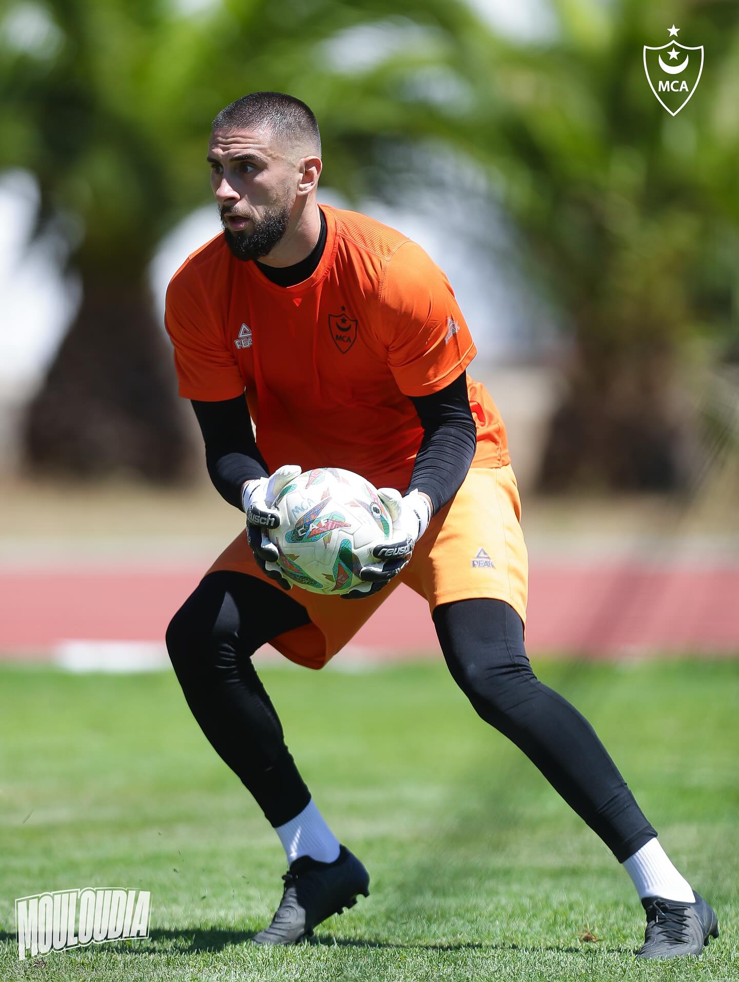 Peut être une image de ‎1 personne, partie de football américain, partie de foot et ‎texte qui dit ’‎MCA ده ቆታ PEAK FE MOULOUNA‎’‎‎