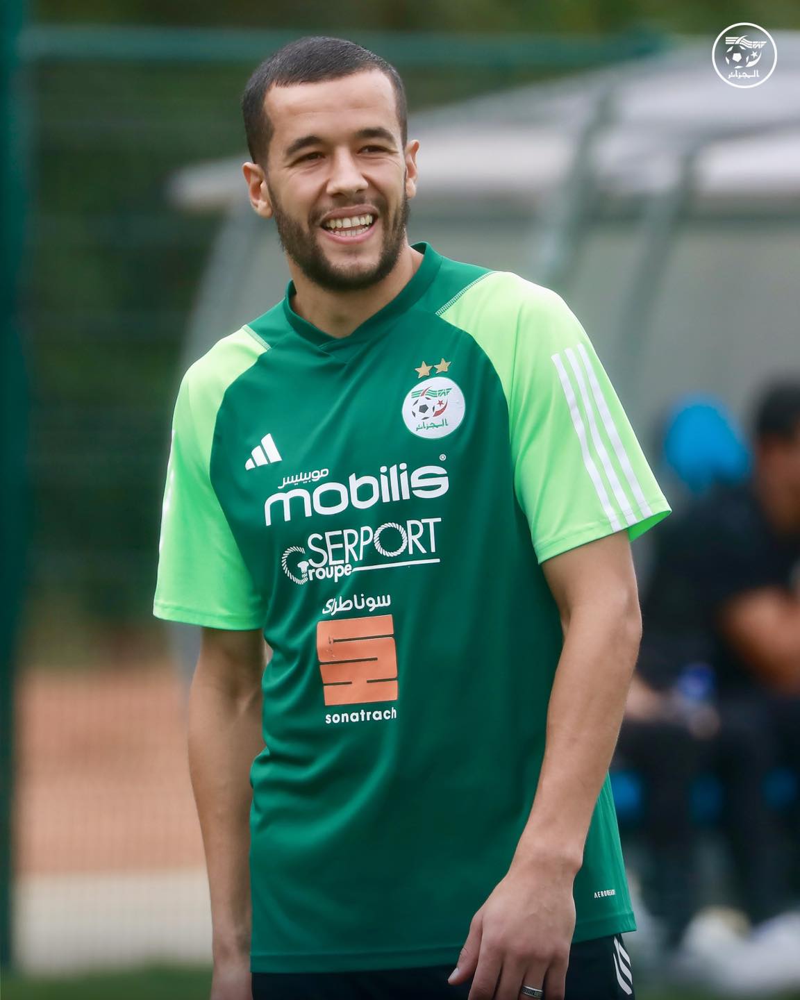 Peut être une image de ‎1 personne, partie de foot, partie de football américain et ‎texte qui dit ’‎المواعر اليمران mobilis موبيس SERPORT Froupe- اطرى سوناطرى ב sonatrach ch ch mma‎’‎‎
