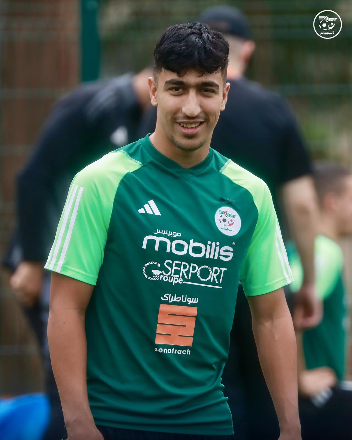 Peut être une image de 1 personne, partie de foot, partie de football américain et texte