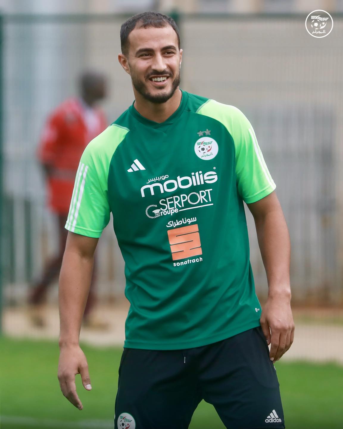 Peut être une image de ‎2 personnes, personnes jouant au foot, personnes jouant au football et ‎texte qui dit ’‎剪 الهزائر 黒 السحزانر mObari mobilis موبيليس ieeroupe SERPORT سوناطراک sonatrach sonatrach atra ch adidas‎’‎‎