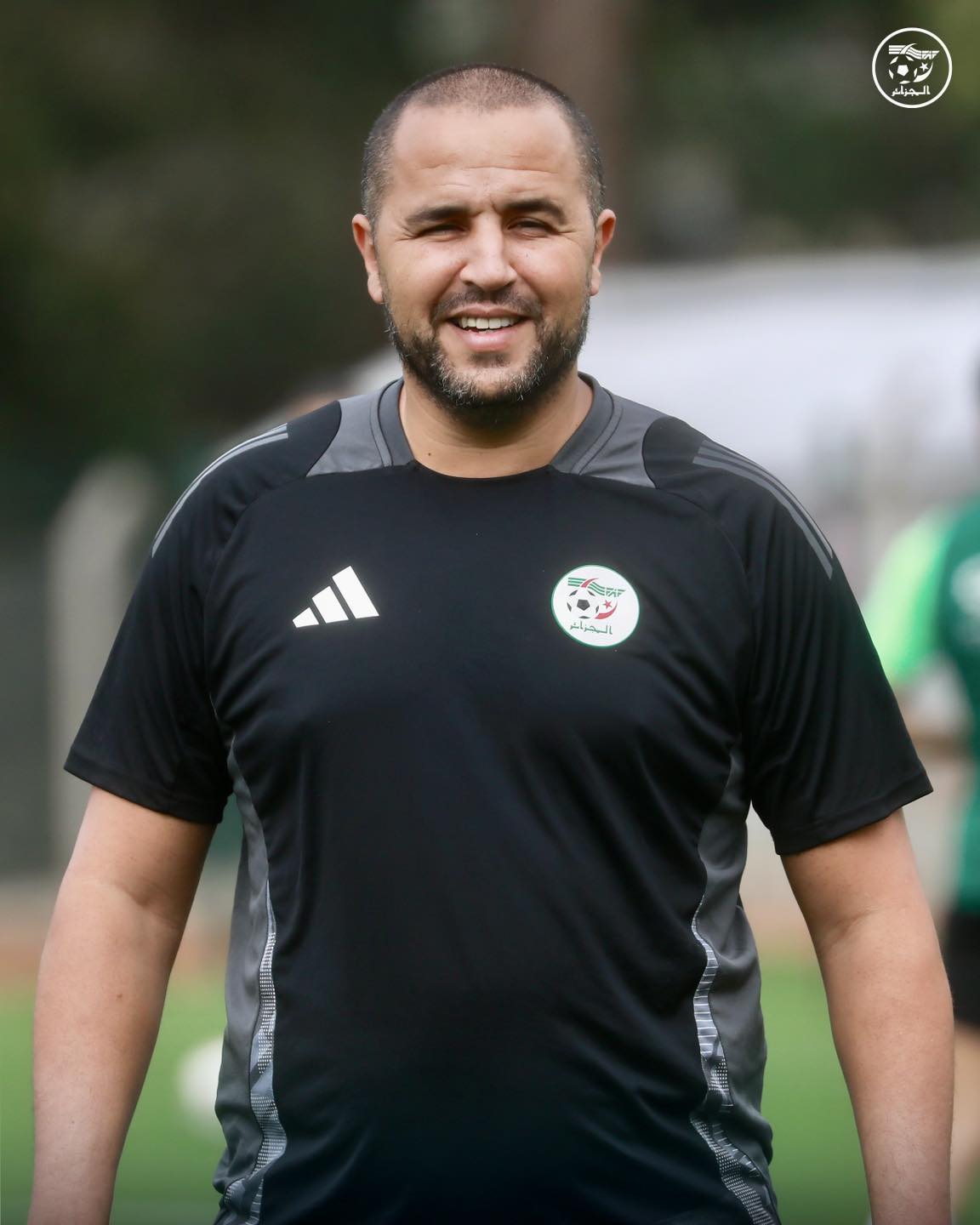 Peut être une image de 1 personne, partie de foot, partie de football américain et texte