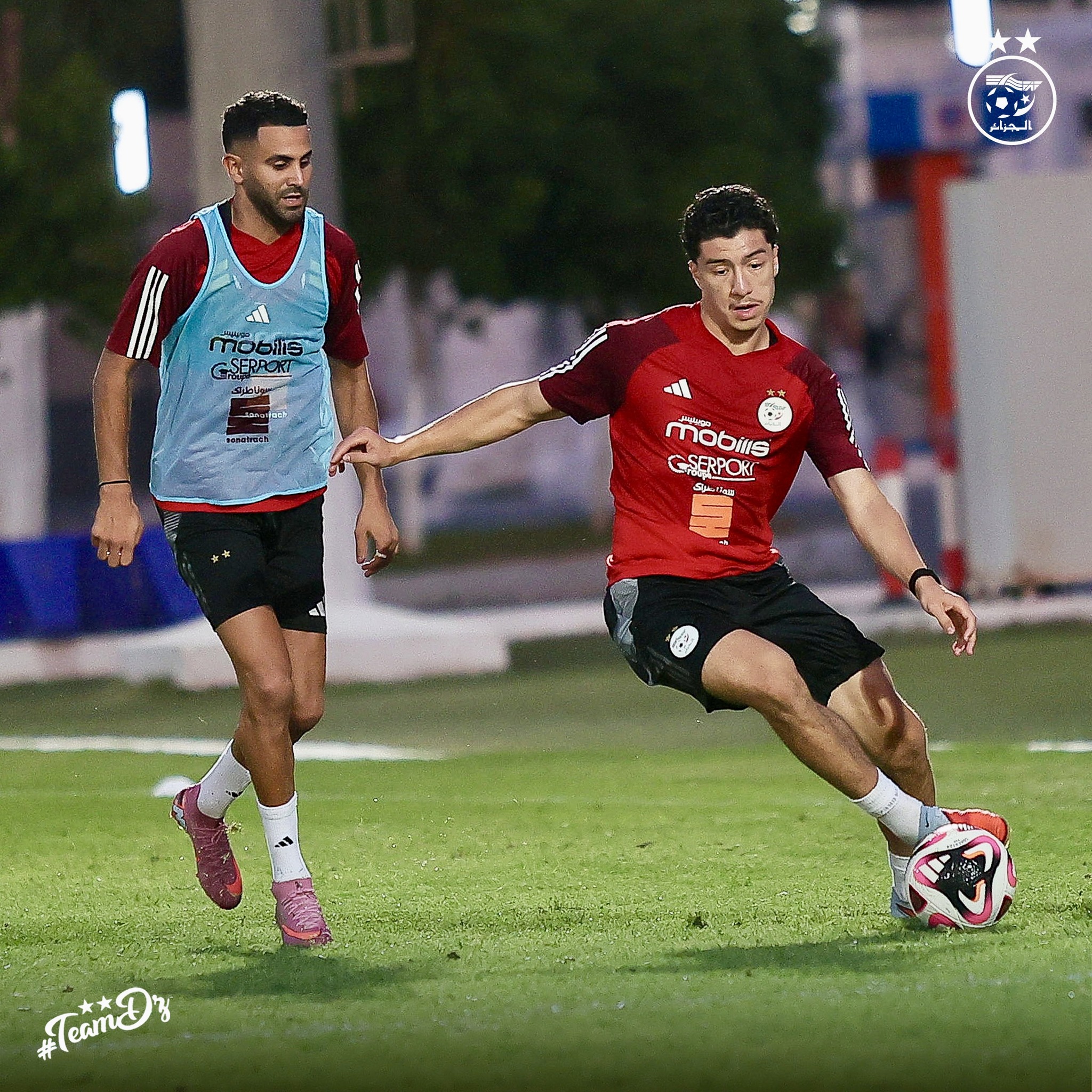 Peut être une image de 2 personnes, personnes jouant au football, personnes jouant au foot et texte