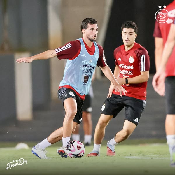 Peut être une image de 3 personnes, personnes jouant au foot, personnes jouant au football et texte
