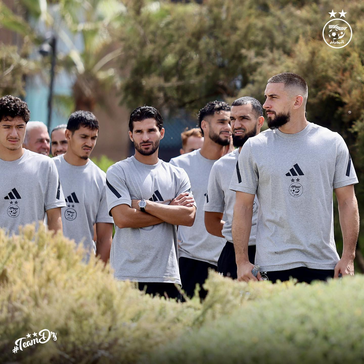 Peut être une image de 5 personnes, personnes jouant au foot, personnes jouant au football et texte