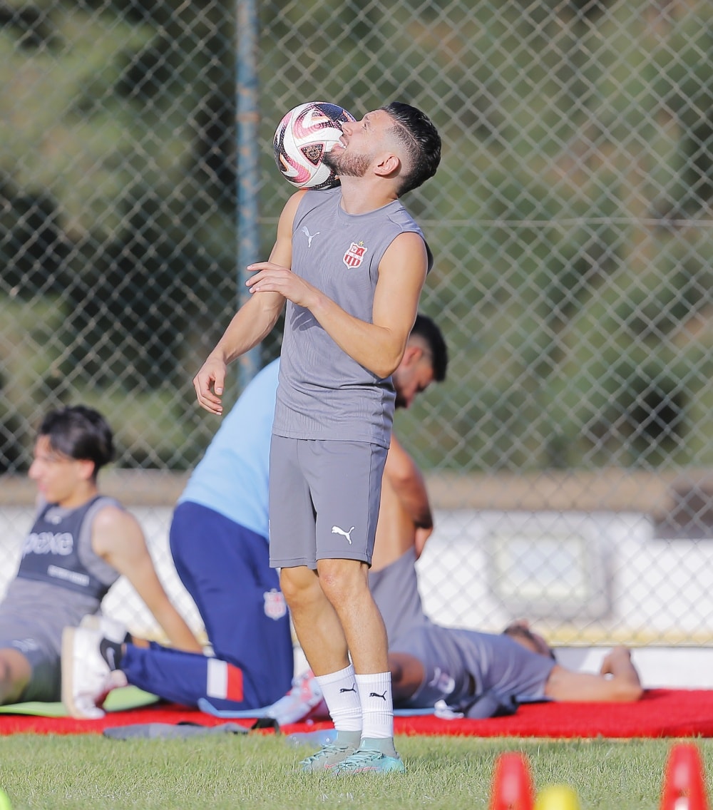 Peut être une image de 2 personnes, personnes jouant au foot, personnes jouant au football et texte