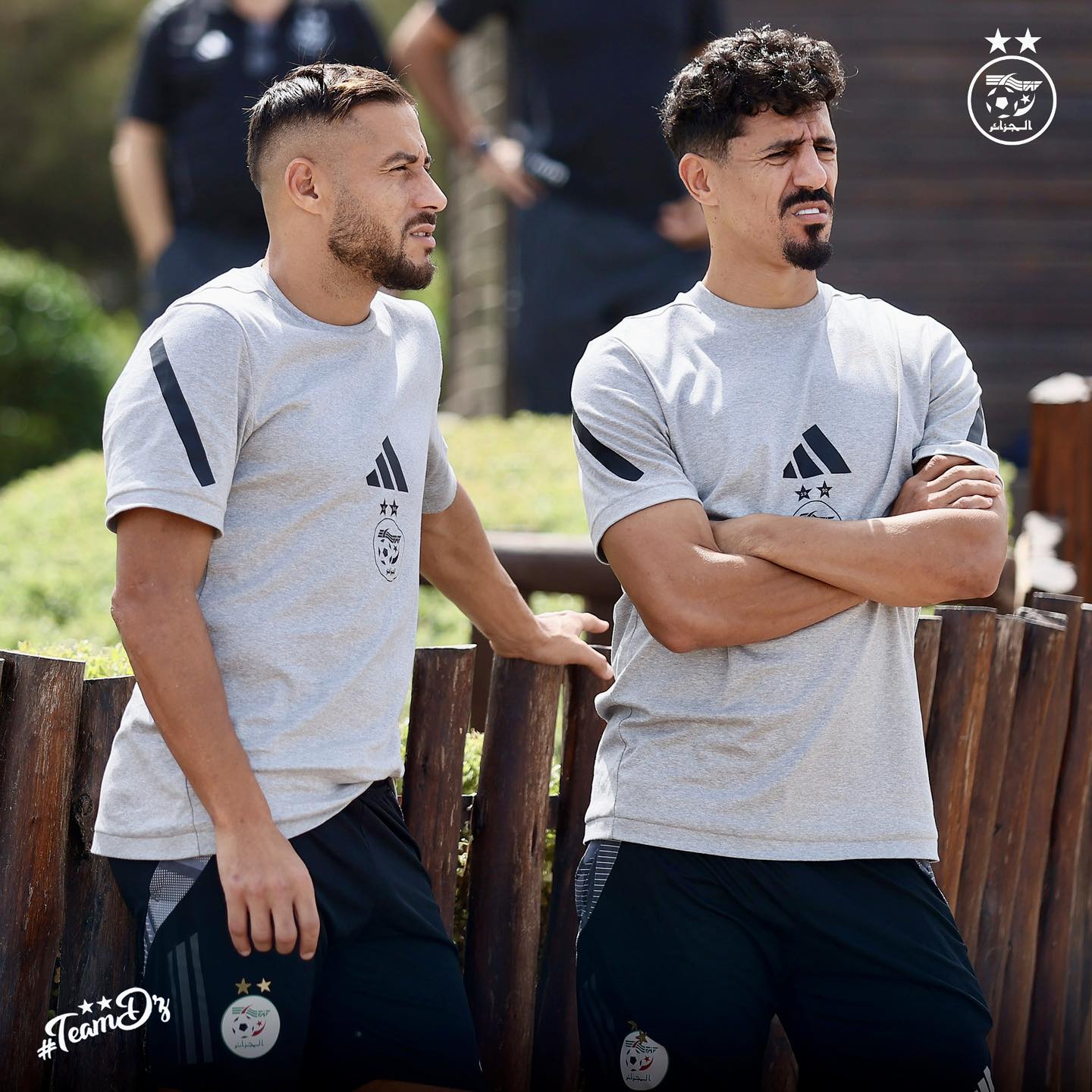 Peut être une image de 2 personnes, personnes jouant au football, personnes jouant au foot et texte