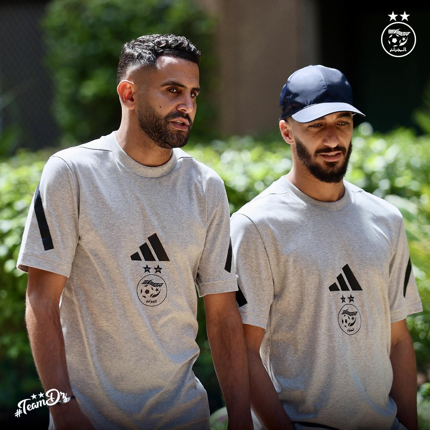 Peut être une image de 2 personnes, personnes jouant au football et texte