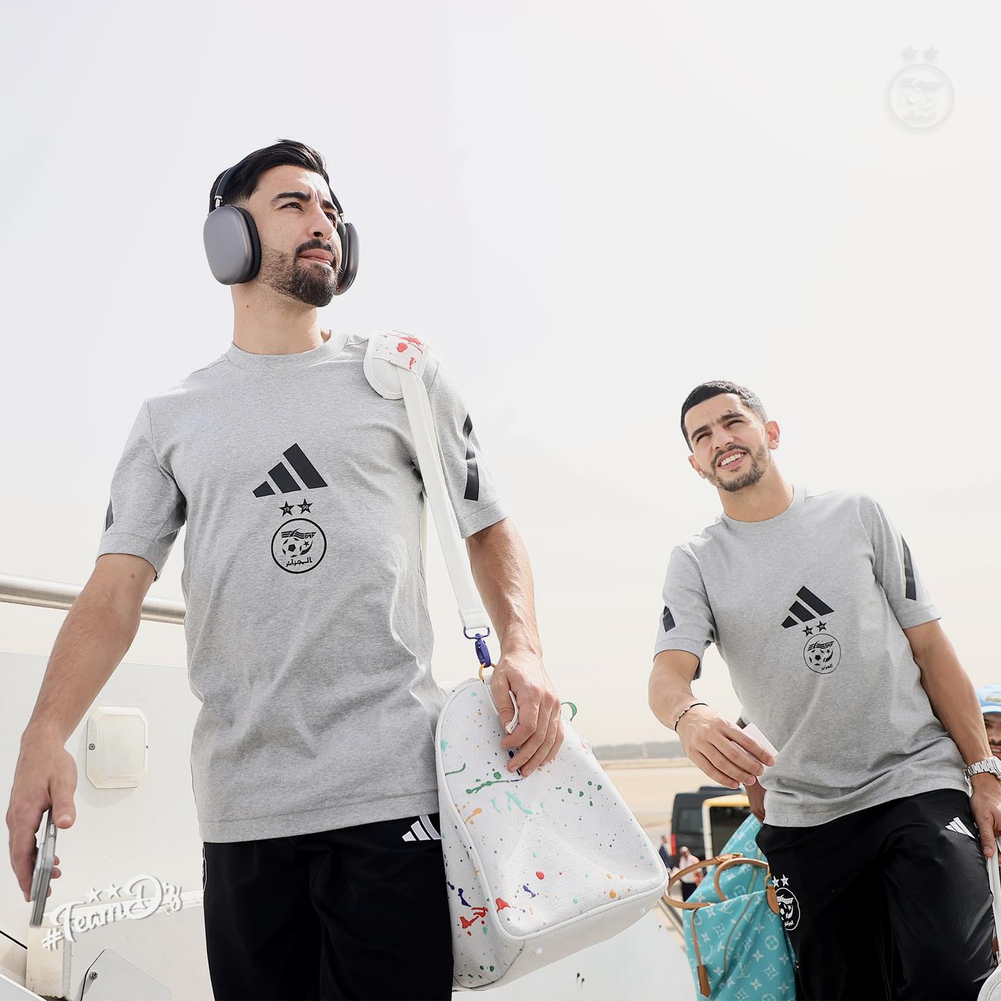 Peut être une image de 2 personnes, personnes jouant au football, personnes jouant au foot et texte
