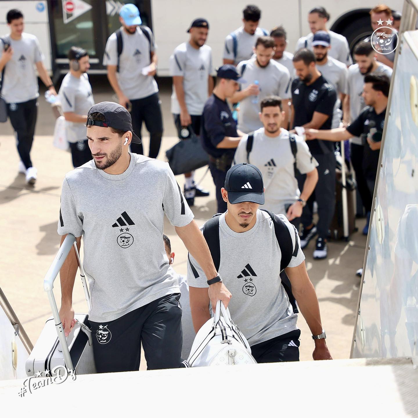 Peut être une image de 13 personnes, personnes jouant au football, personnes jouant au foot et texte