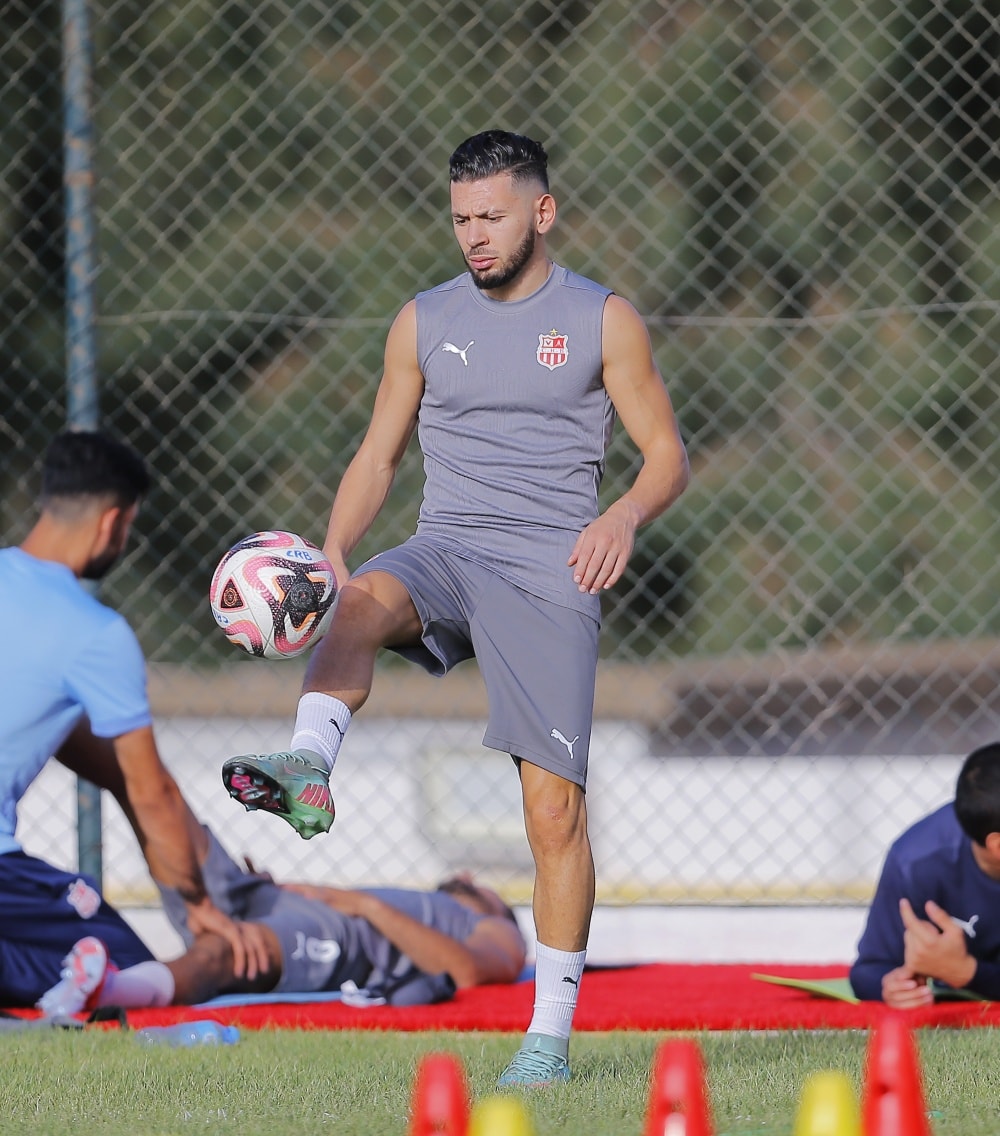 Peut être une image de 3 personnes, personnes jouant au football, personnes jouant au foot, chaussures à crampons et texte qui dit ’福 ap CRE’