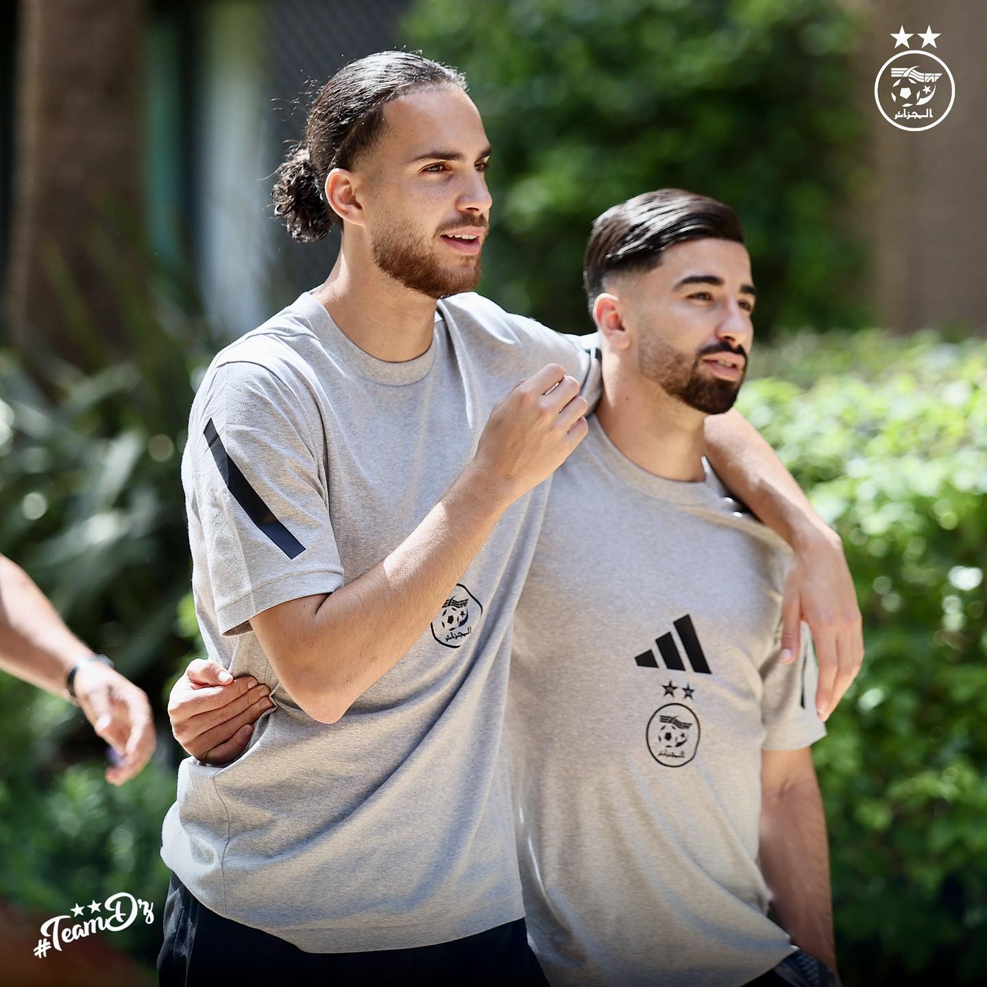 Peut être une image de 1 personne, partie de foot, partie de football américain et texte