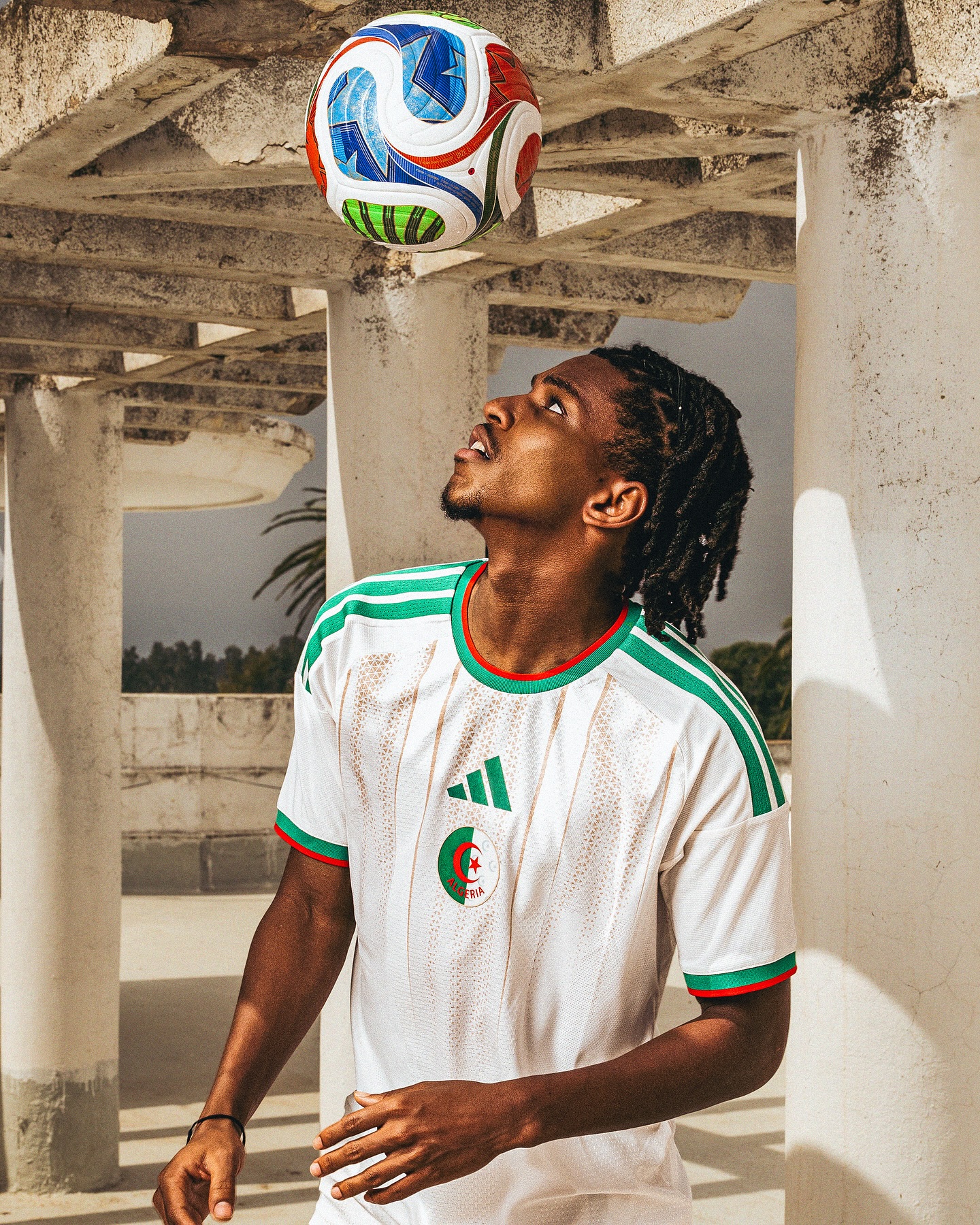 Peut être une image de football, football et texte qui dit ’प 11 * ERIA ERIA’