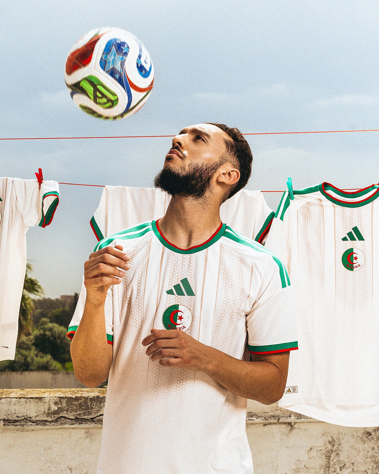 Peut être une image de football, football et texte