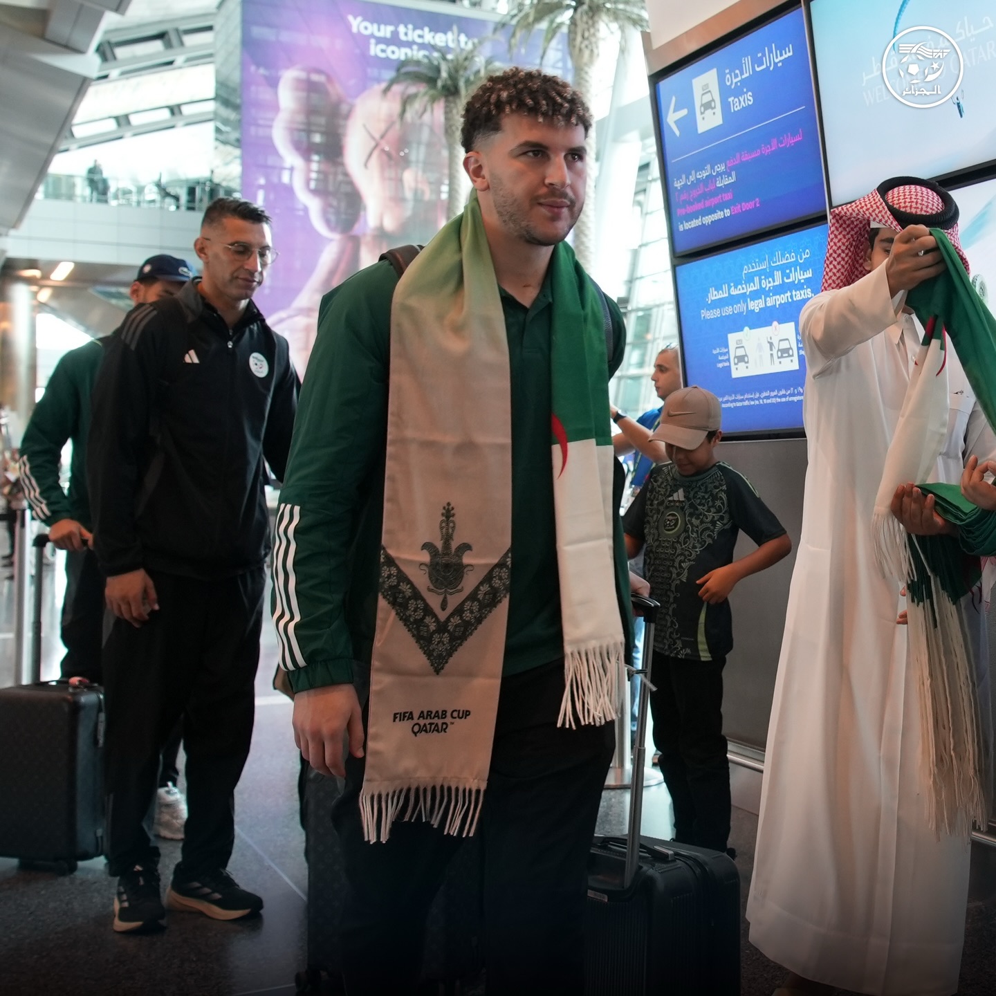 Peut être une image de une personne ou plus et texte