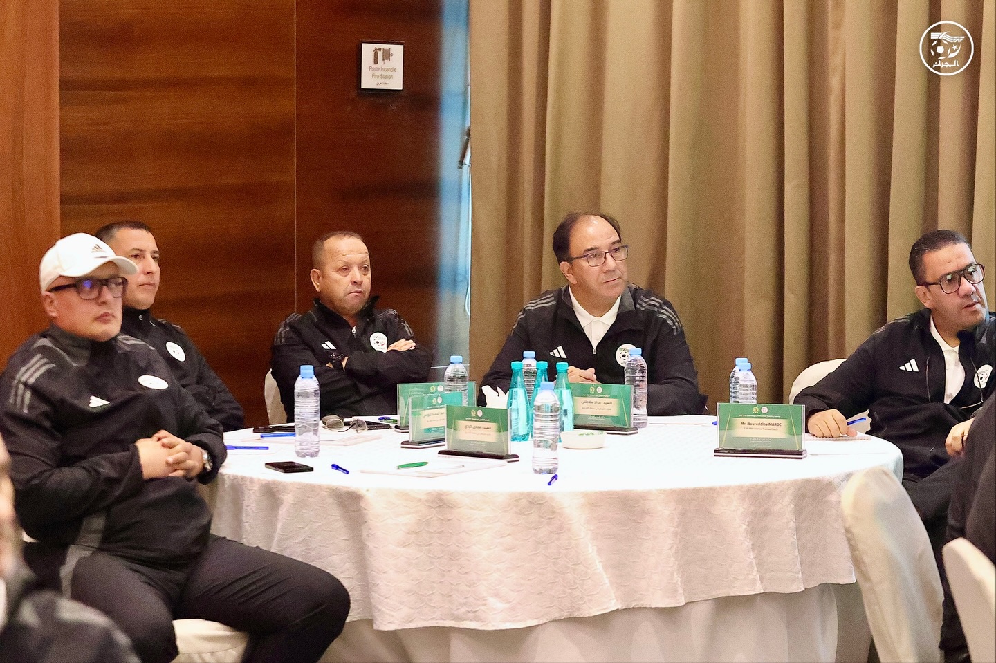 Peut être une image de estrade et texte