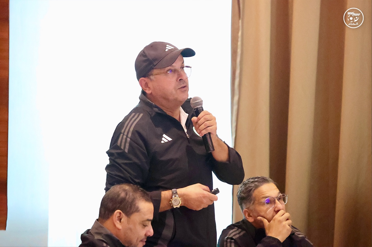 Peut être une image de une personne ou plus et texte