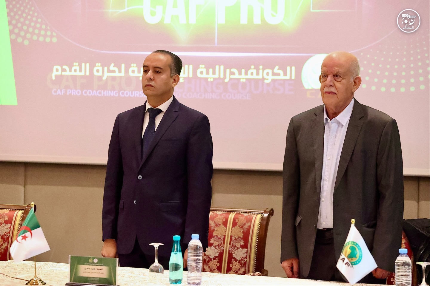 Peut être une image de estrade et texte