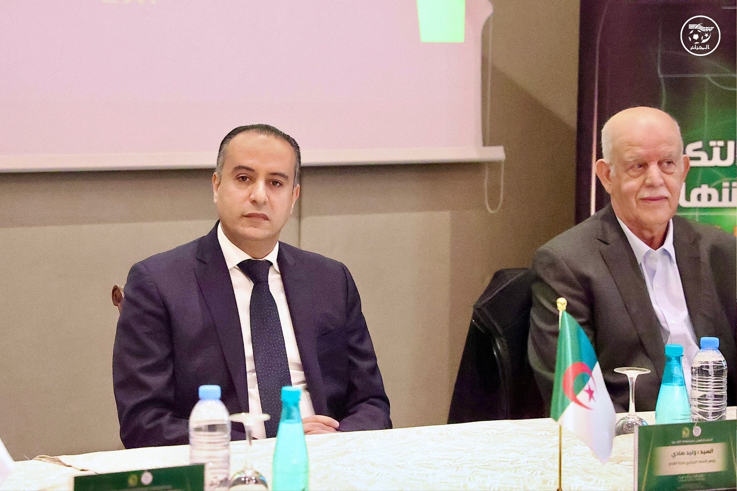 Peut être une image de estrade et texte