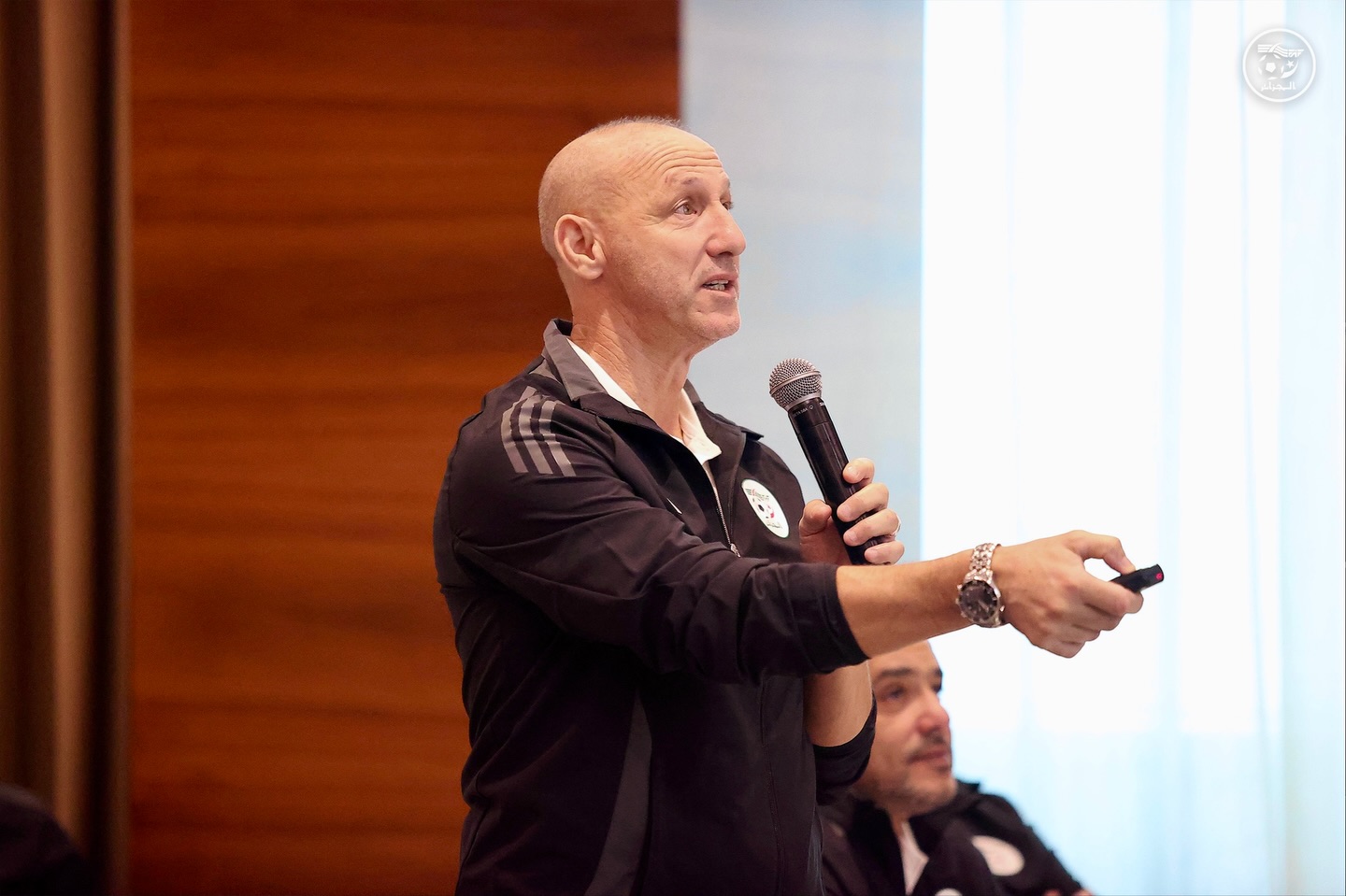 Peut être une image de arts martiaux, clarinette, hautbois et flûte