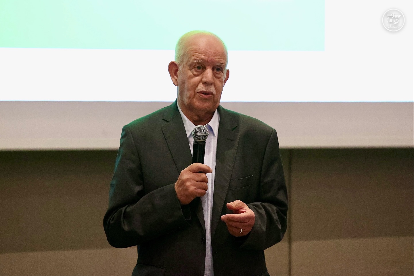 Peut être une image de une personne ou plus, estrade et texte