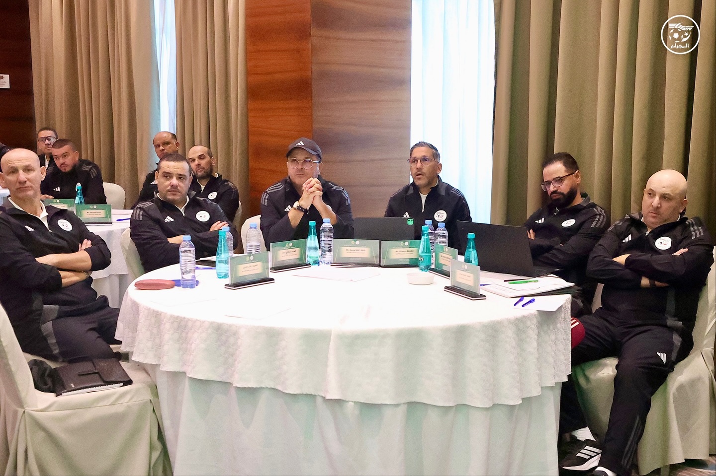 Peut être une image de estrade et texte