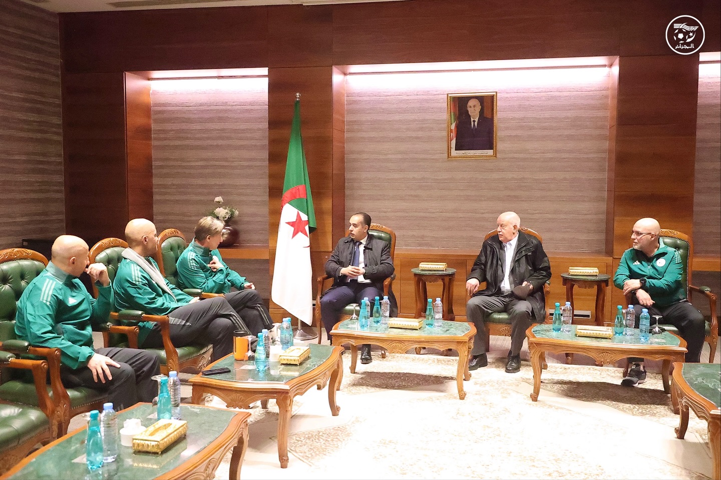 Peut être une image de estrade et texte