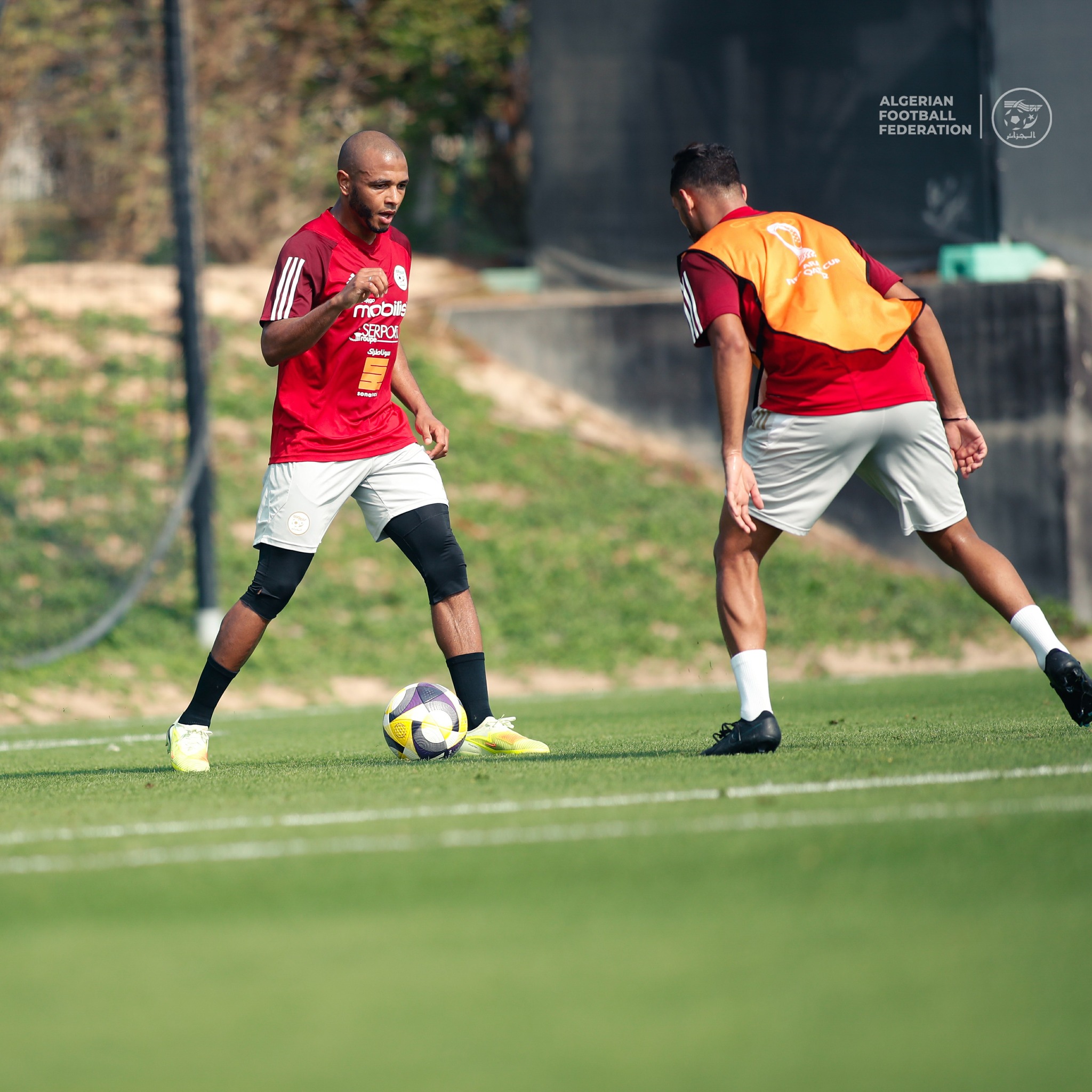 Peut être une image de football, football et texte