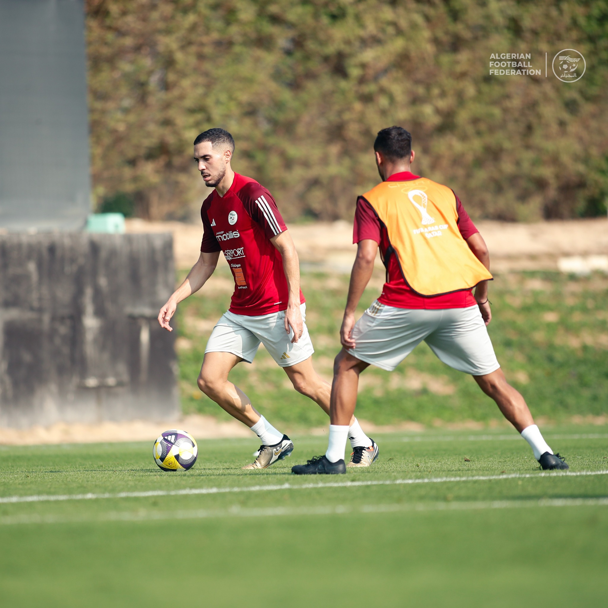 Peut être une image de football, football et texte