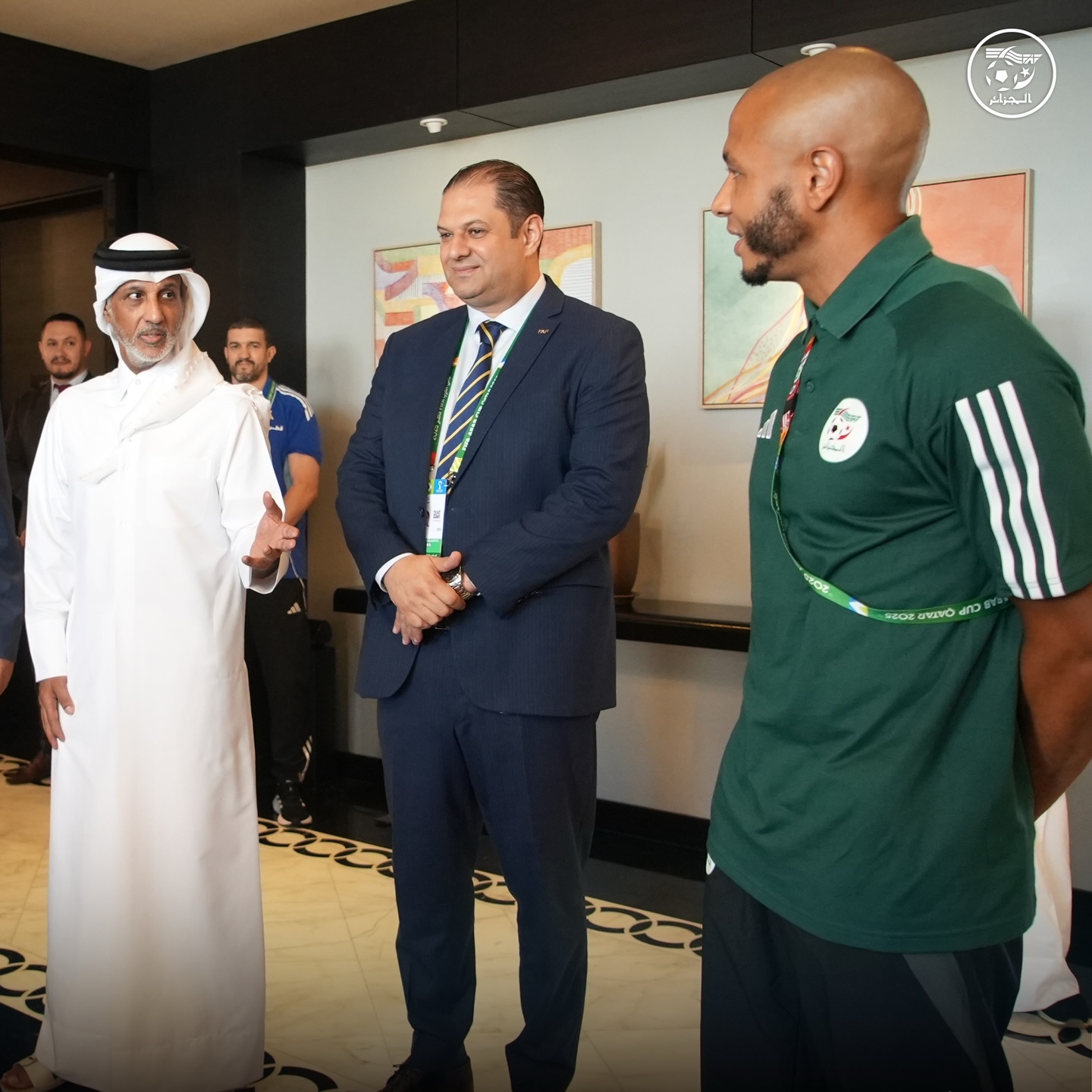 Peut être une image de une personne ou plus et texte