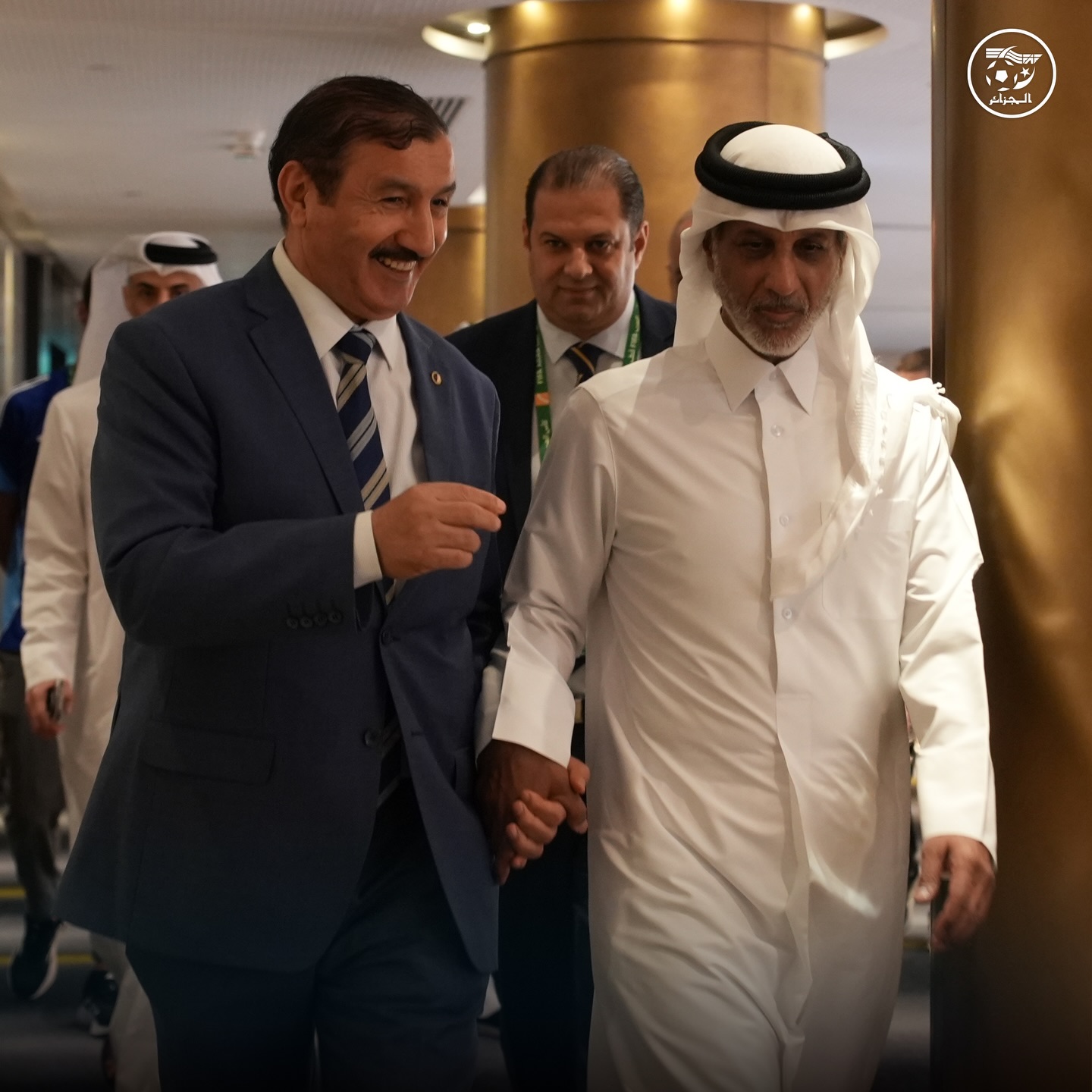 Peut être une image de une personne ou plus et texte